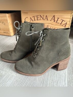 TOMS Evelyn Olive Suede Lace-Up Ankle Boots - Size 5.5
